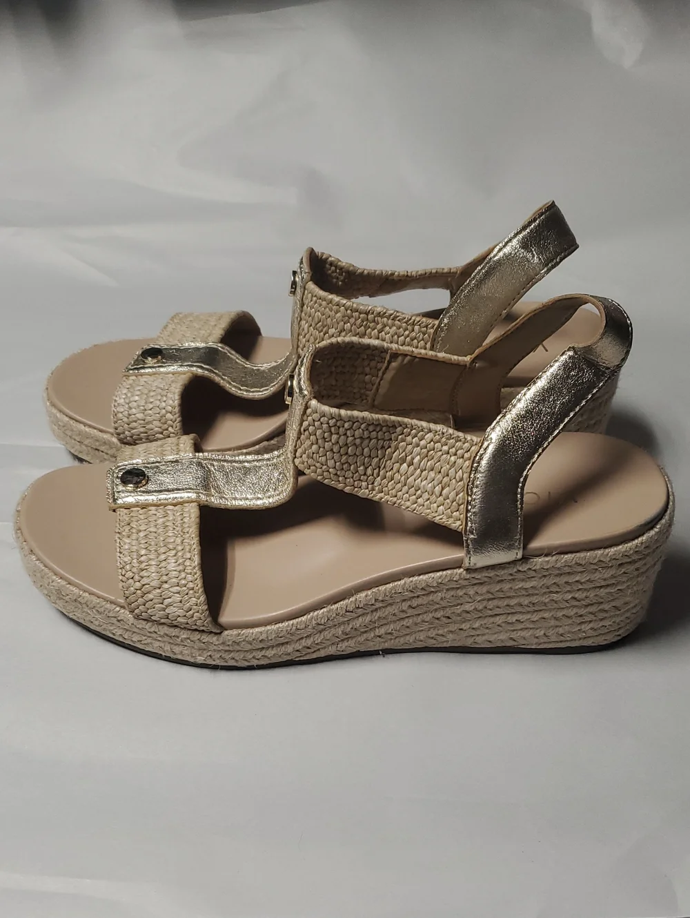 Vionic Calera Espadrille Wedge Sandals Size 9.5 Summer Style Gold Leather Resort